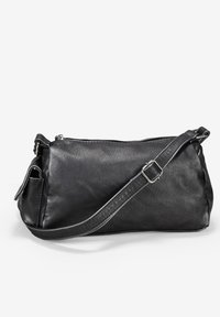 Bolso de hombro de cuero negro con textura suave, cierre de cremallera, correa ajustable y bolsillo lateral. Forma rectangular con bordes redondeados.