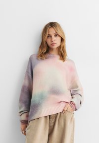 Pasztell gradient pulóver, amely puha textúrával �és bordás mandzsettákkal valamint szegéllyel rendelkezik. A színek levendulából pink és zöld árnyalatokba olvadnak.