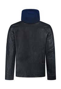 Giacca in pelle nera con cappuccio in tessuto blu navy, caratterizzata da un design snello, cuciture piatte e una tasca zippata sul lato sinistro della manica.
