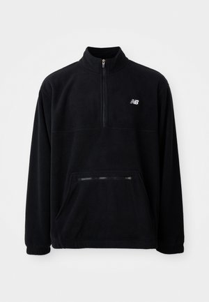 Pusero mustasta fleece-materiaalista, jossa on puoliverkkokaulus, etutasku vetoketjulla ja brodeerattu logo rinnassa. Pehmeä rakenne ja rento istuvuus.