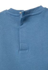 Pull bleu clair avec un col rond, des bords côtelés et une fermeture à bouton pression à l'arrière. Texture douce avec une finition tricot lisse.