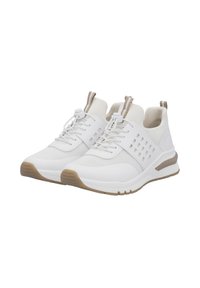 Weißer Sneaker mit strukturiertem Mesh-Obermaterial, gemusterten Seiten, elastischen Schnürsenkeln und einer hellbraunen Gummisohle. Verfügt über Zuglaschen am Kragen.