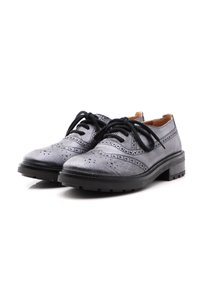 Zapatos brogue de cuero negro con detalles perforados, puntera redonda y cordones negros. La suela es gruesa y texturizada para proporcionar un mejor agarre.