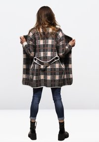 Capa de cuadros en gris oscuro, blanco y rosa con un amplio cuello y cinturón. Presenta una textura acogedora y un corte suelto; mostrada desde la parte de atrás.