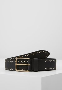 Zwarte leren riem met gouden studs en een rechthoekige gesp, met een gladde textuur en een puntig uiteinde.