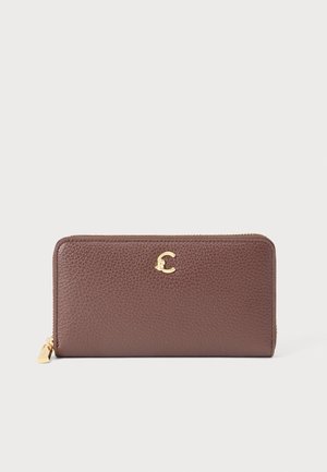 Portefeuille marron en cuir texturé avec fermeture éclair dorée et petit logo doré « C » centré à l'avant.