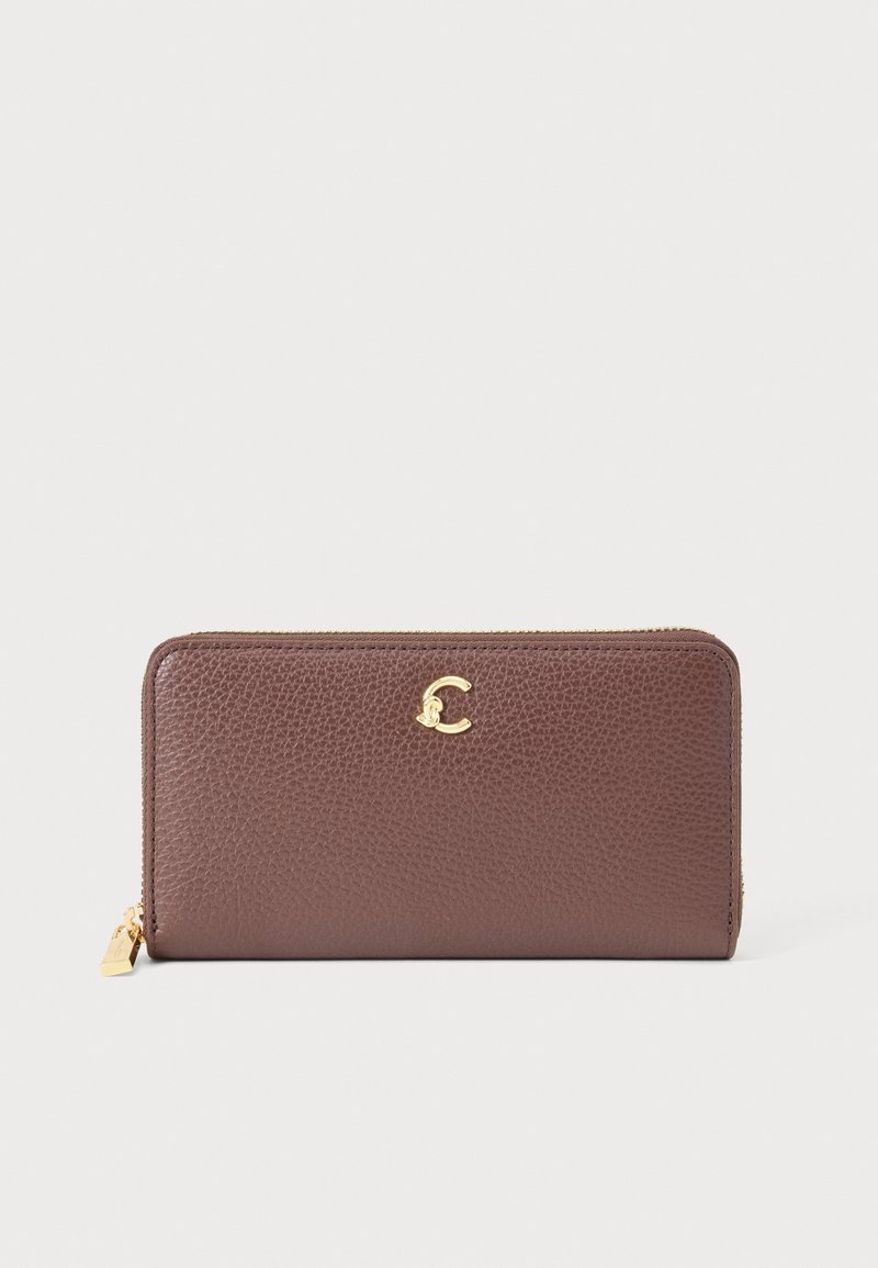 Portefeuille marron en cuir texturé avec fermeture éclair dorée et petit logo doré « C » centré à l'avant.