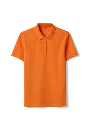 Polo arancione a maniche corte con colletto e due bottoni, distesa su uno sfondo bianco.