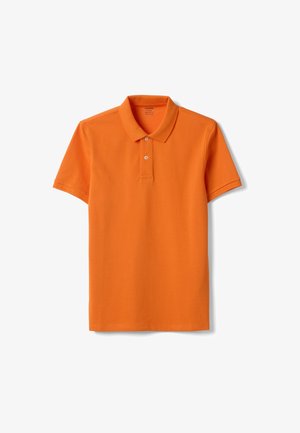 Orangefarbenes Poloshirt mit kurzen Ärmeln, einem Kragen und zwei Knöpfen, flach auf einem weißen Hintergrund ausgelegt.