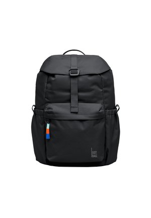 Sac à dos noir avec poche avant, rabat supérieur fixé par une sangle à boucle, poches latérales et petite tirette multicolore.