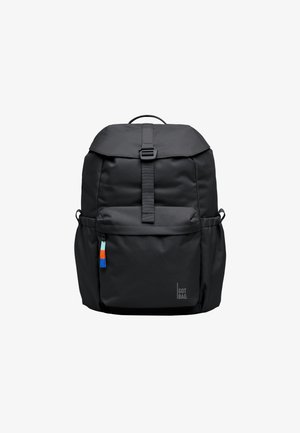 Mochila negra con bolsillo frontal, solapa superior asegurada con una correa de hebilla, bolsillos laterales y tirador de cremallera pequeño multicolor.