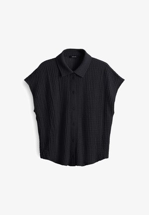 Zwarte T-shirt met korte mouwen, gemaakt van een gestructureerde stof, met een knoopsluiting aan de voorkant en een kraag. Heeft een relaxte pasvorm en een subtiel geribbeld patroon over de stof.