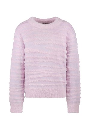 Luchtige lichtroze trui met gestructureerde strepen, met een ronde halslijn en lange mouwen, weergegeven tegen een witte achtergrond.