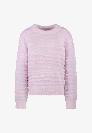 Luchtige lichtroze trui met gestructureerde strepen, met een ronde halslijn en lange mouwen, weergegeven tegen een witte achtergrond.