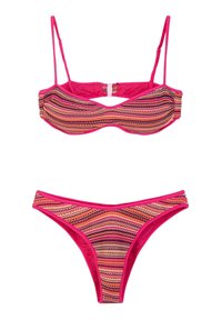 Bikini rosa con top a bandeau decorato con righe colorate e chiusura a gancio; perizoma coordinato con dettagli di design simili.