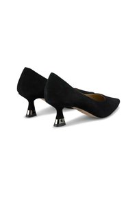 Chaussures à talons aiguilles en suède noir avec une pointe effilée et un accent métallique unique sur le talon. Texture subtile et design élégant.