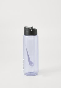 Gennemsigtig lilla water bottle med en sort flip-top låg og et dekorativt design, der viser en blomst og en bjergsilhuet på den ene side.