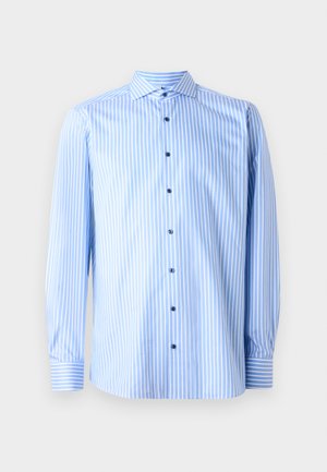 Lichtblauw button-up overhemd met witte verticale strepen, lange mouwen en een gespreide kraag. Kenmerkt zich door blauwe knopen en manchetaccenten.