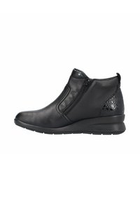 Bottes noires jusqu'à la cheville avec une tige en cuir lisse, fermeture éclair et un accent texturé au niveau du talon. Présente une semelle en coin basse pour plus de soutien.