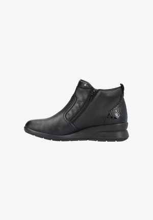 Bottes noires jusqu'à la cheville avec une tige en cuir lisse, fermeture éclair et un accent texturé au niveau du talon. Présente une semelle en coin basse pour plus de soutien.