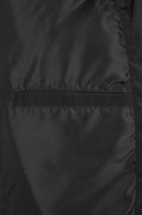 Tissu en nylon noir avec une texture lisse, comportant une poche horizontale le long de la section supérieure, cousue avec une finition soignée.