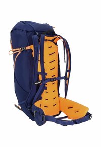 Lo zaino presenta un'esterno blu con imbottitura arancione, spallacci regolabili e un pannello posteriore strutturato con aperture per la ventilazione.