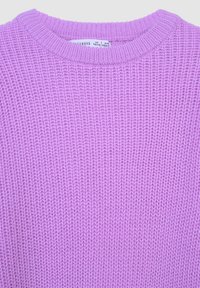 Maglione viola lavorato a maglia con collo a giro. La texture è spessa e morbida, con un motivo a maglia larga in tutto il capo. Etichetta della taglia visibile.