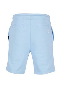 Bermudas de color azul claro hechas de una tela suave, con bolsillos traseros y una cinturilla elástica. Incluyen un pequeño logotipo en el lado izquierdo.