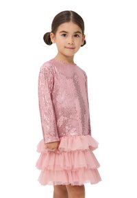 Abito rosa con un corpetto di paillettes e rouches in tulle a strati sull'orlo, con maniche lunghe e scollatura rotonda.