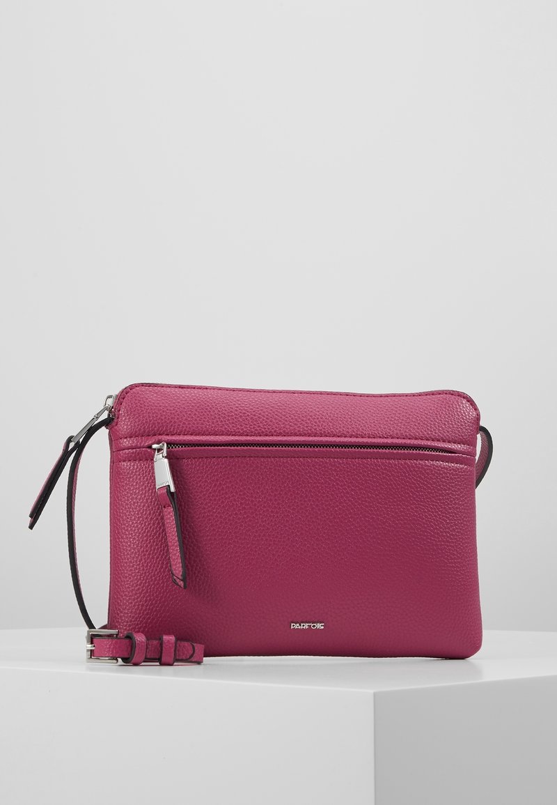 Borsa a tracolla in pelle fucsia con superficie testurizzata, tasca anteriore con zip, tracolla regolabile e dettagli del logo del marchio.