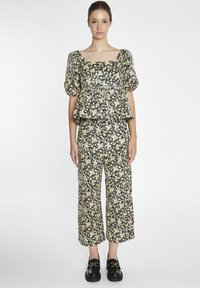 Glamorous CROPPED - Tygbyxor - black yellow brocade