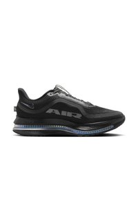 Baskets de sport noires avec amorti à air visible dans la semelle, tige en mesh et "AIR" imprimé sur le côté.