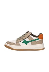 Sneaker met een witte leren basis, tan accenten, een groene logo en een oranje hieltab. Getextureerde bovenkant en rubberen zool.