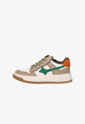 Sneaker met een witte leren basis, tan accenten, een groene logo en een oranje hieltab. Getextureerde bovenkant en rubberen zool.