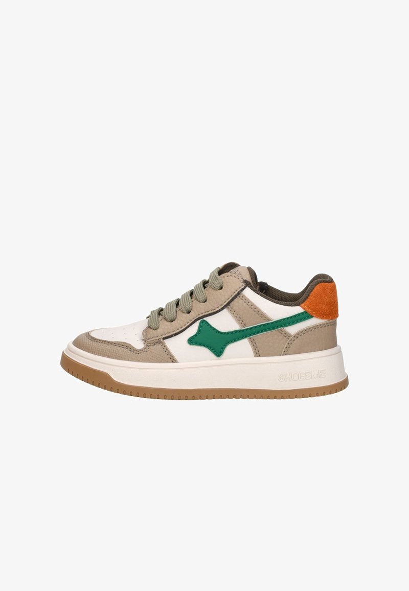 Sneaker met een witte leren basis, tan accenten, een groene logo en een oranje hieltab. Getextureerde bovenkant en rubberen zool.