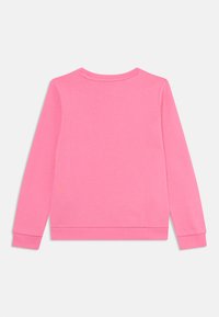 Sudadera rosa, de manga larga, cuello redondo, textura suave, color sólido, con puños y dobladillo acanalados, diseño minimalista, sin logotipos ni patrones visibles.