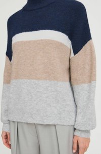 Pull en tricot avec des rayures horizontales navy, beige, blanches et grises, doté d'une texture douce et d'un col montant haut.