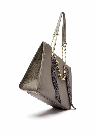 Borsa tote in pelle grigia testurizzata con dettagli in catena dorata e nastri neri decorati, caratterizzata da una silhouette strutturata e piedini in metallo.