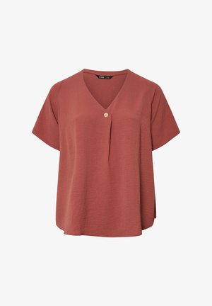 Roestkleurige korte mouwen blouse met V-hals, een enkele decoratieve knoop nabij de halslijn en een licht gestructureerde stof.