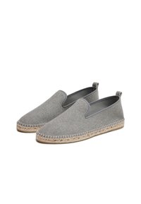 Zapatos slip-on tejidos en gris con paneles elásticos laterales y suela de cuerda de yute. Presentan un upper texturizado y un forro interno suave.