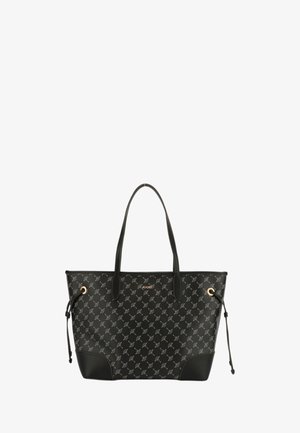 Czarna torba na ramię z wzorzystym zewnętrzem, wyposażona w złote akcenty, długie uchwyty i kontrastujące dolne panele ze skóry.
