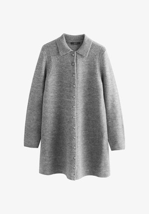 Cárdigan gris de punto con cuello, que presenta un cierre frontal de botones, mangas largas y acentos acanalados en los hombros. Textura suave.