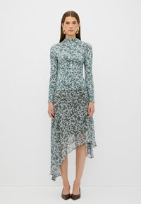 Blumenmusterkleid mit langen Ärmeln, hohem Kragen und asymmetrischem Saum. Hergestellt aus leichtem Stoff in Grün mit weißen und rosafarbenen Akzenten.