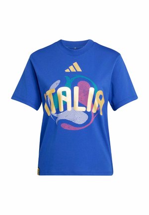 Blaues Kurzarm-T-Shirt mit dem Schriftzug "ITALIA" in goldenen Buchstaben und einem mehrfarbigen Fußball-Design, darüber ein kleines goldenes Adidas-Logo.