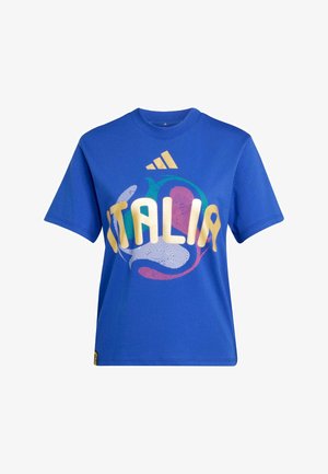 Blaues Kurzarm-T-Shirt mit dem Schriftzug "ITALIA" in goldenen Buchstaben und einem mehrfarbigen Fußball-Design, darüber ein kleines goldenes Adidas-Logo.