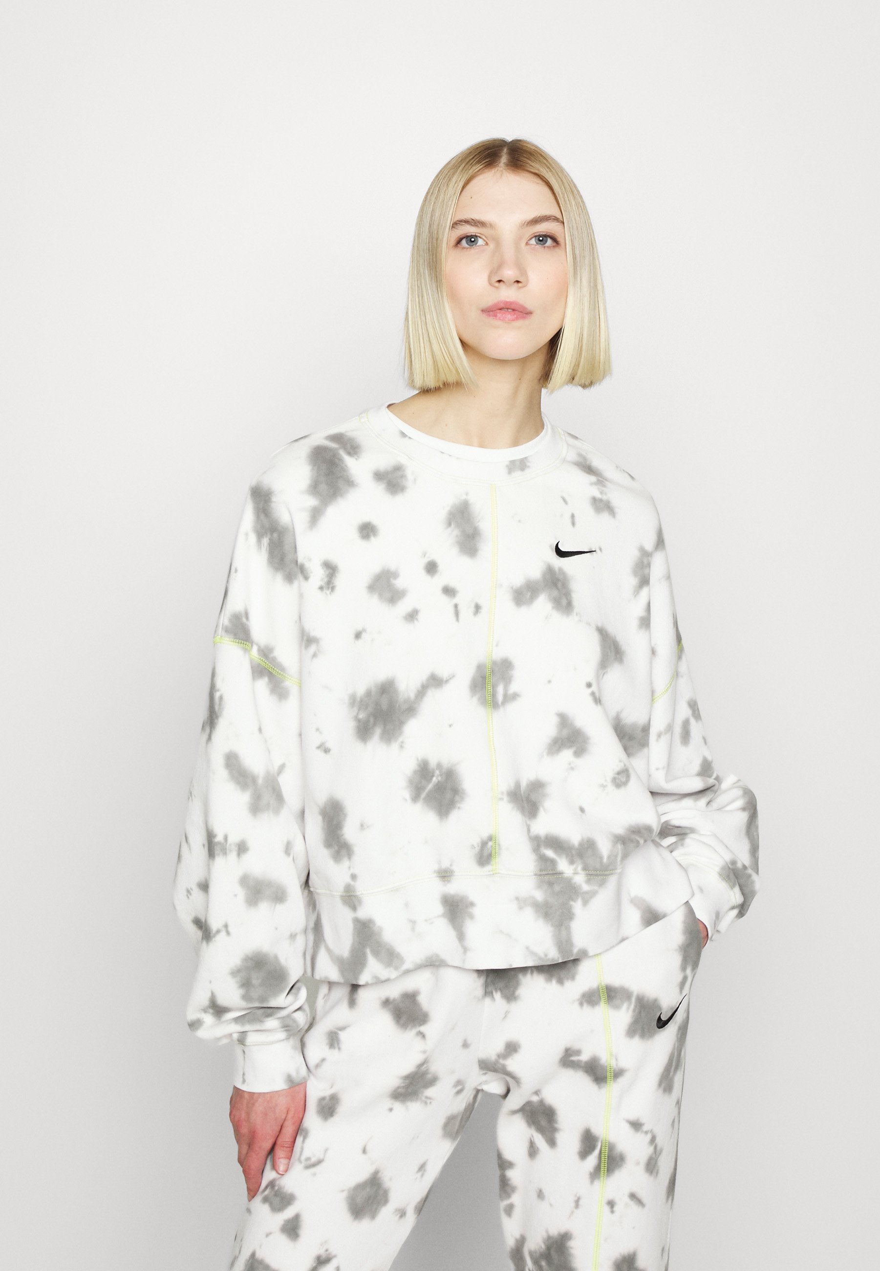 Nike Sportswear TIE DYE CREW - Felpa - flat pewter/atomic  green/black/grigio chiaro - Zalando.it