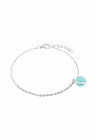 Bracciale in tonalità argento caratterizzato da un design a catena intrecciata, con una perla centrale di turchese circondata da una fascia argentata. Chiusura a moschettone.