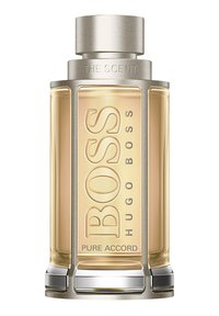 Tuoksupullo, jonka rungossa on suorakaiteen muotoinen, läpinäkyvä lasi; vaaleankultainen neste; metallinen hopeinen korkki, jossa kohokuvioitu teksti; tyylikäs, moderni muotoilu.