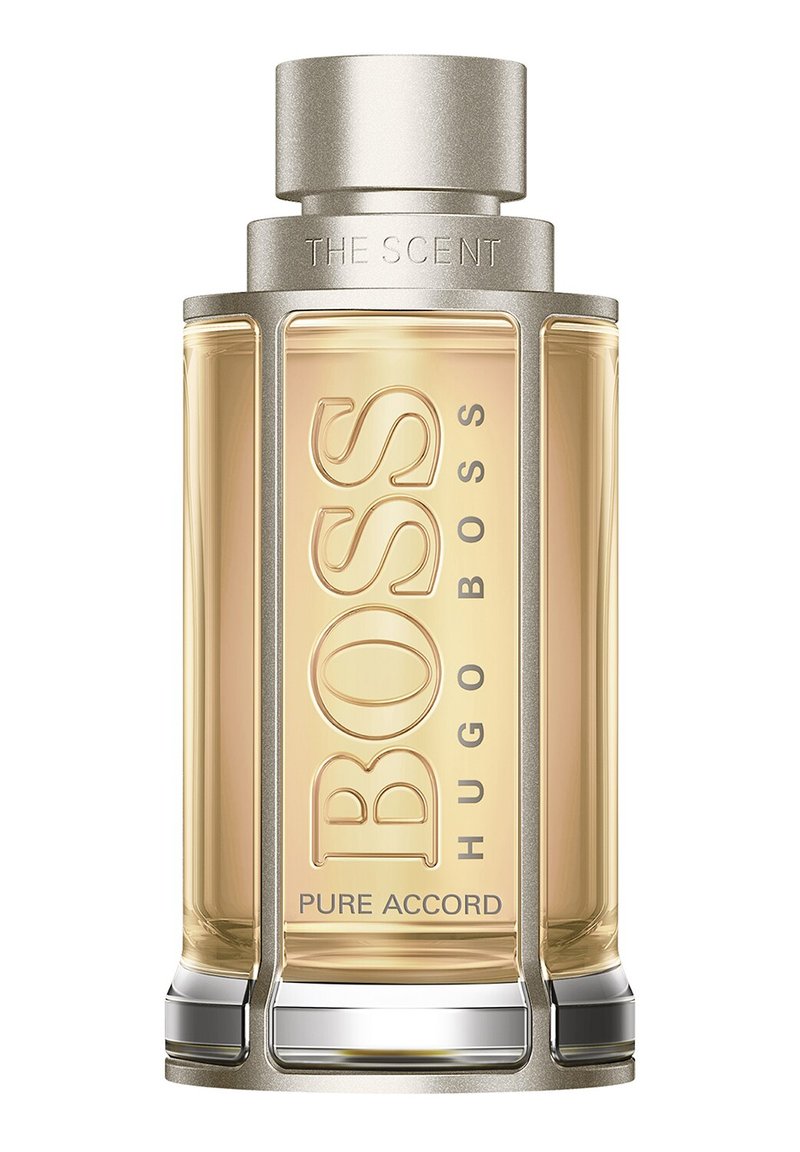 Tuoksupullo, jonka rungossa on suorakaiteen muotoinen, läpinäkyvä lasi; vaaleankultainen neste; metallinen hopeinen korkki, jossa kohokuvioitu teksti; tyylikäs, moderni muotoilu.