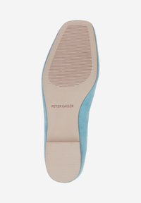 Suela de zapato de ante azul claro con una parte inferior de goma beige texturizada. Presenta un acabado suave y el nombre de la marca en relieve "PETER KAISER".